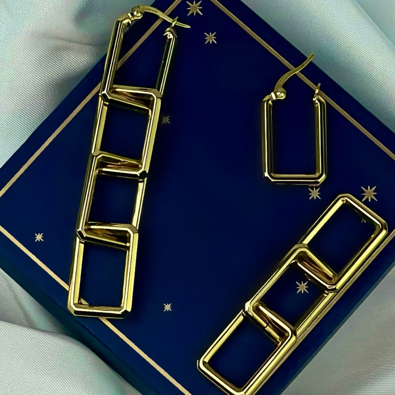 essentielle_chain_earrings_gold_colour_2-1.webp CLUSE Essentielle Chain Earrings, Gold Colour