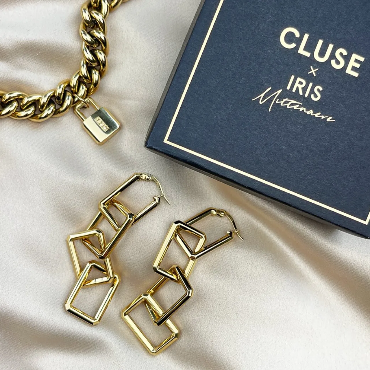 essentielle_chain_earrings_gold_colour_4-1.webp CLUSE Essentielle Chain Earrings, Gold Colour