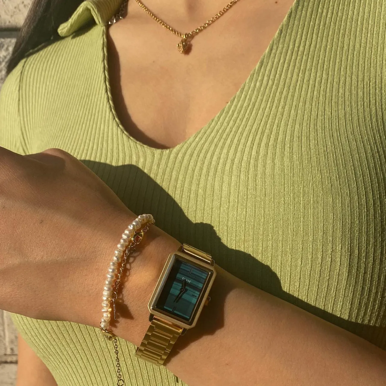 essentielle_grape_charm_necklace_gold_colour_6-1.webp CLUSE Essentielle Grape Charm Necklace, Gold Colour