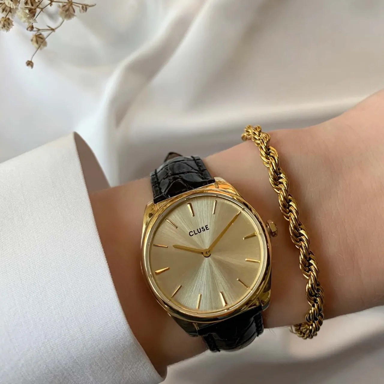 essentielle_rope_bracelet_gold_colour_4-1.webp CLUSE Essentielle Rope Bracelet Gold Colour