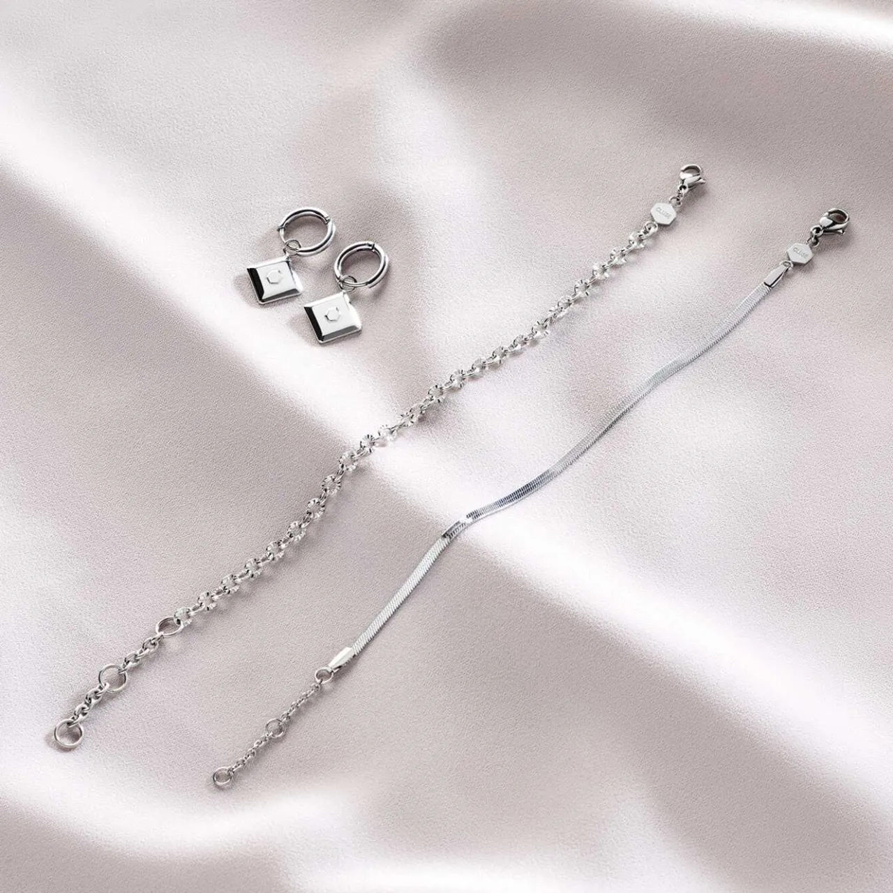 essentielle_shiny_bracelet_silver_colour_4-1.webp CLUSE Essentielle Shiny Bracelet Silver Colour