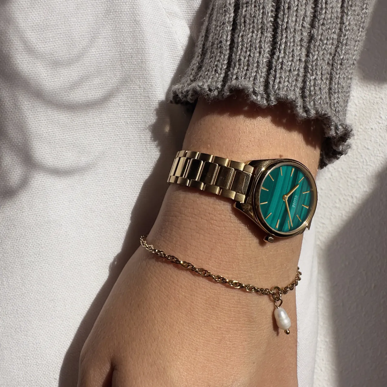 essentielle_twisted_chain_bracelet_pearl_gold_colour_3-1.webp CLUSE Essentielle Twisted Chain Bracelet Pearl Gold Colour