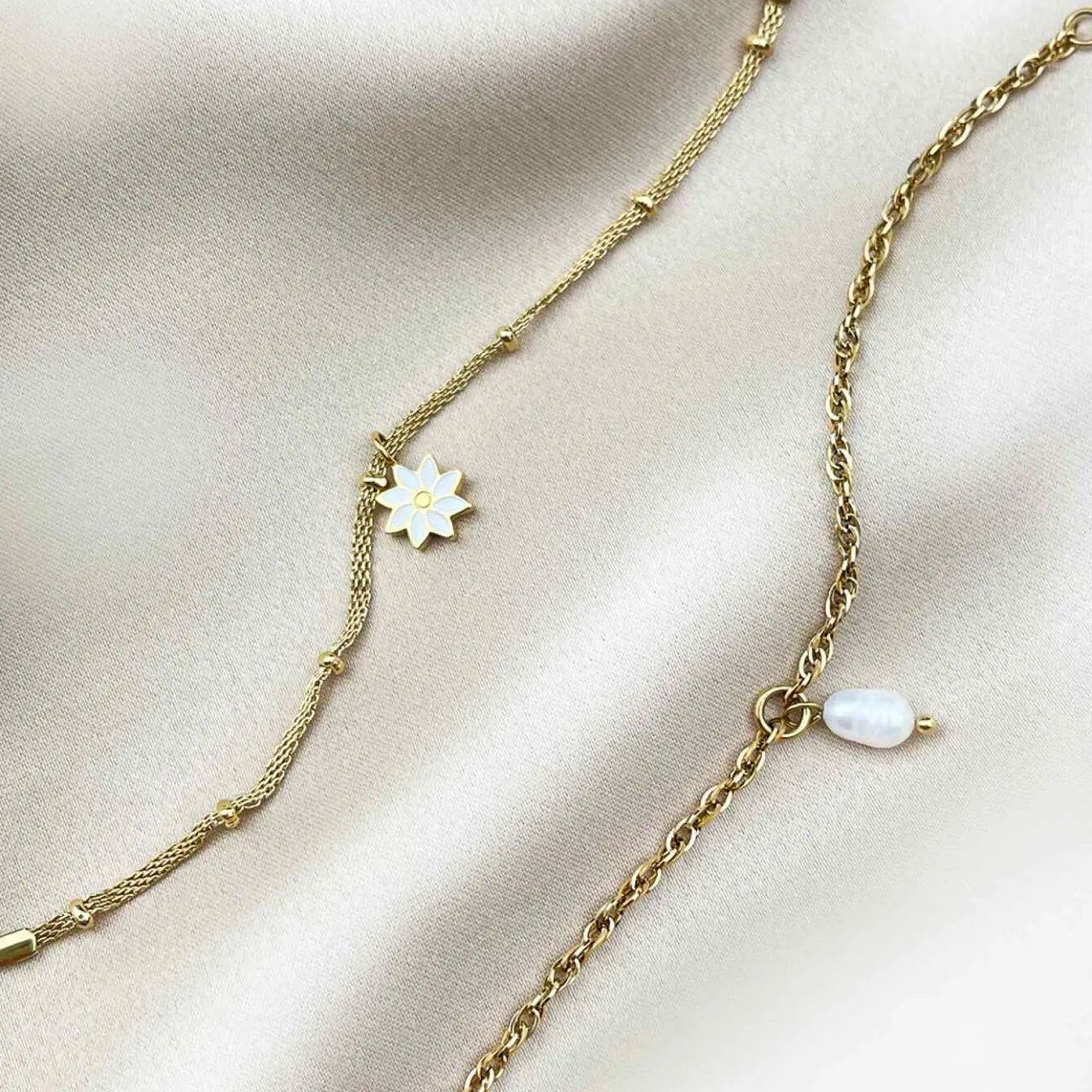 essentielle_twisted_chain_bracelet_pearl_gold_colour_4-1.webp CLUSE Essentielle Twisted Chain Bracelet Pearl Gold Colour