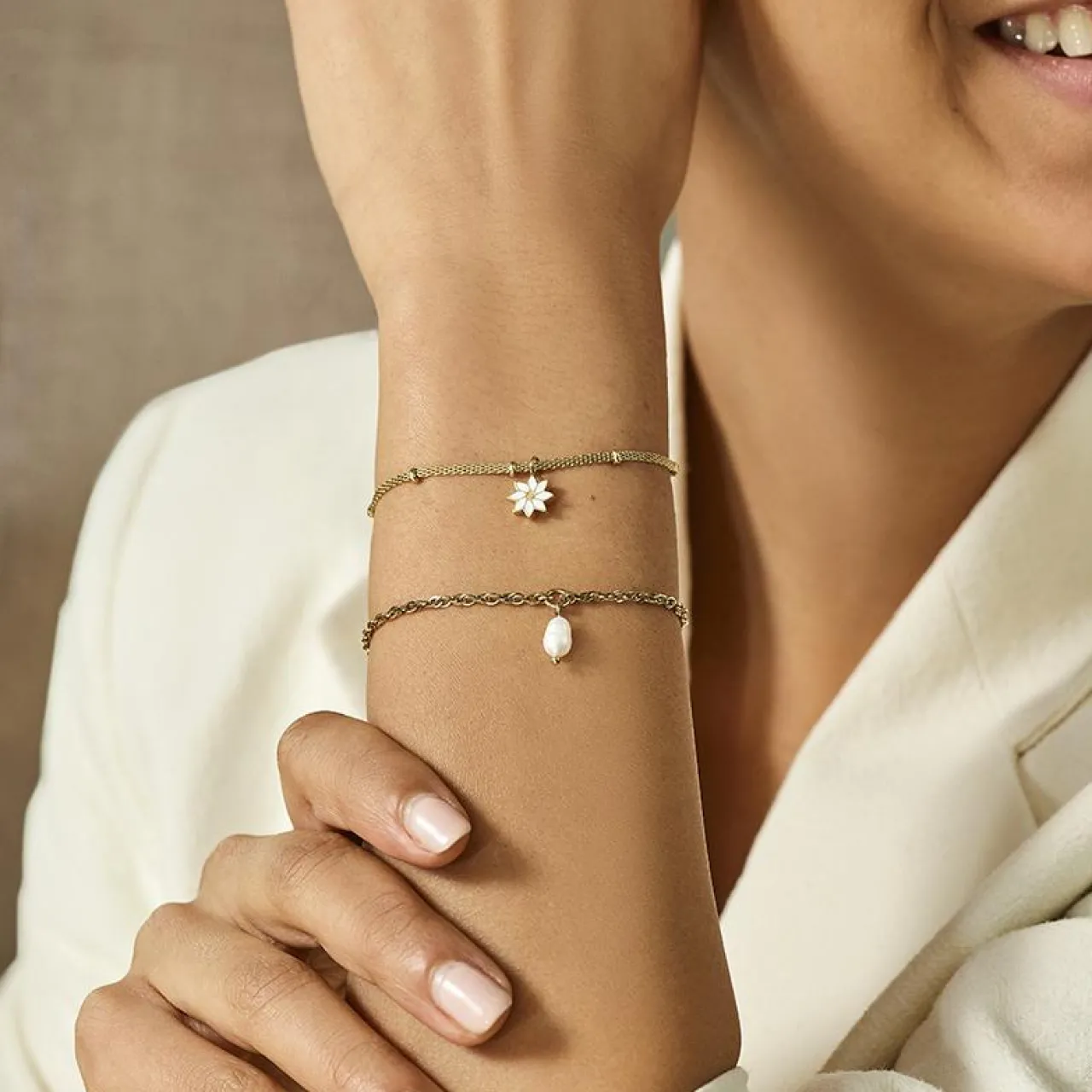 essentielle_twisted_chain_bracelet_pearl_gold_colour_5-1.webp CLUSE Essentielle Twisted Chain Bracelet Pearl Gold Colour