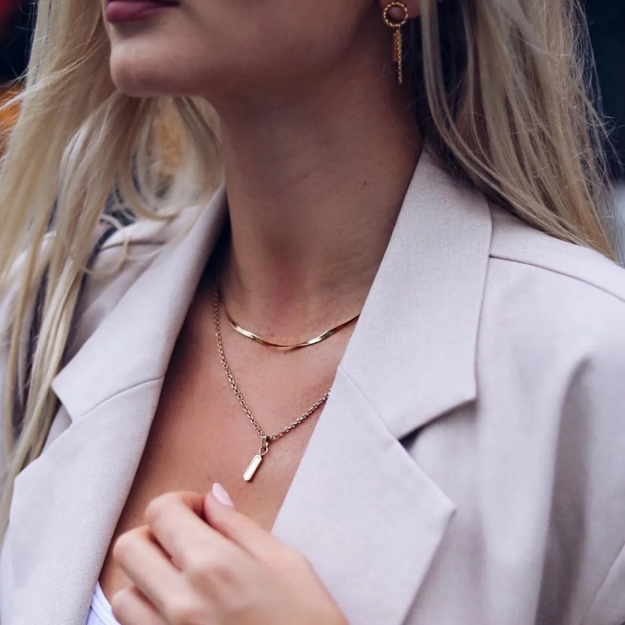 essentielle_twisted_charm_earrings_colour_gold_2-1.webp CLUSE Essentielle Twisted Charm Earrings Colour Gold