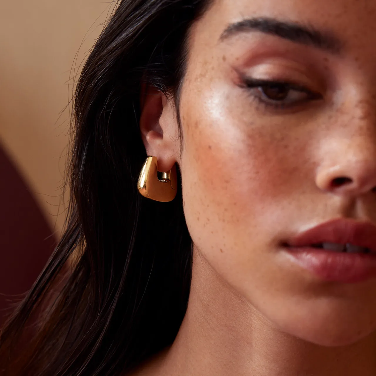 lev_rectangular_hoop_earrings_gold_colour_2-1.webp CLUSE Élevé Rectangular Hoop Earrings, Gold Colour