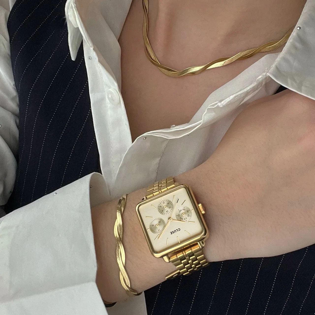 lev_twisted_snake_bracelet_gold_colour_5-1.webp CLUSE Élevé Twisted Snake Bracelet, Gold Colour