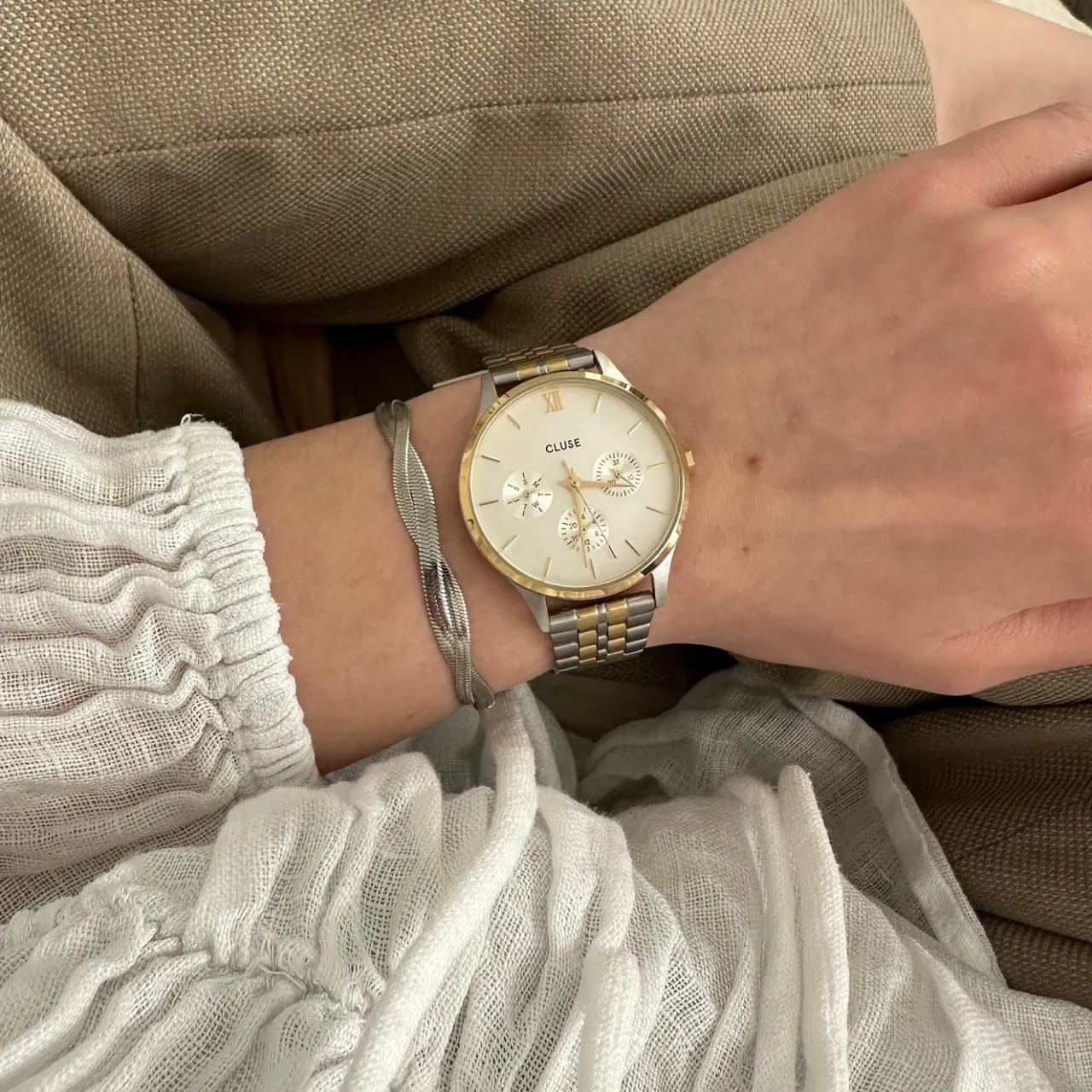 lev_twisted_snake_bracelet_silver_colour_5-1.webp CLUSE Élevé Twisted Snake Bracelet, Silver Colour